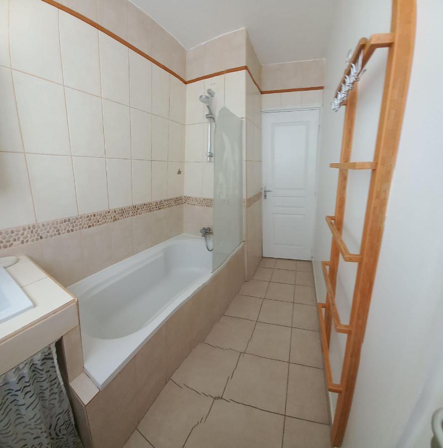 60 m2 , 2 chambres, très calme, plage et commerces à 3 minutes à pied, WIFI fibre optique et parking gratuit La Seyne-sur-Mer Extérieur photo