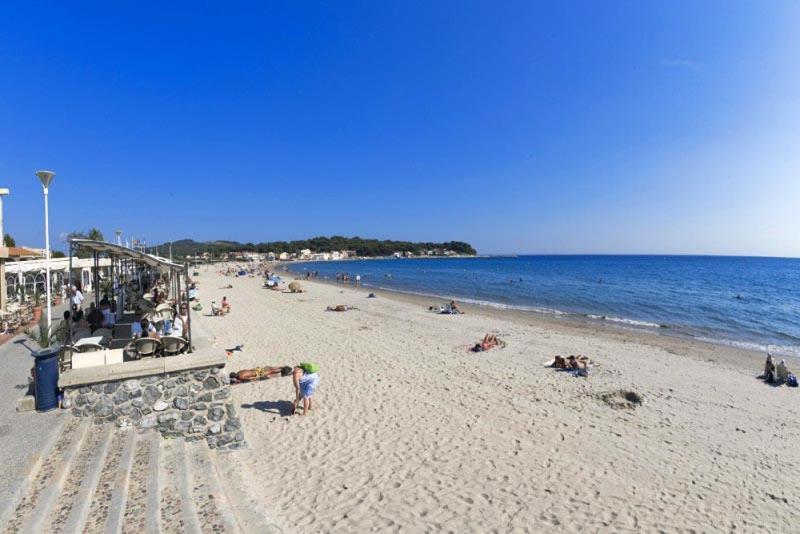 60 m2 , 2 chambres, très calme, plage et commerces à 3 minutes à pied, WIFI fibre optique et parking gratuit La Seyne-sur-Mer Extérieur photo